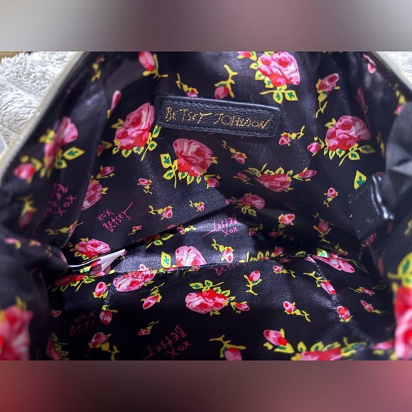 Betsey Johnson Black and White Chevron Crossbody Bag - Picture 11 of 12